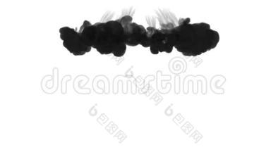 大量的流动，<strong>乌云</strong>或烟雾，墨水注入是孤立的白色在缓慢的运动。 <strong>黑色</strong>混合在水中。 英奇